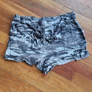 1511 inc. Gray Camo Tie Front Shorts Size XL